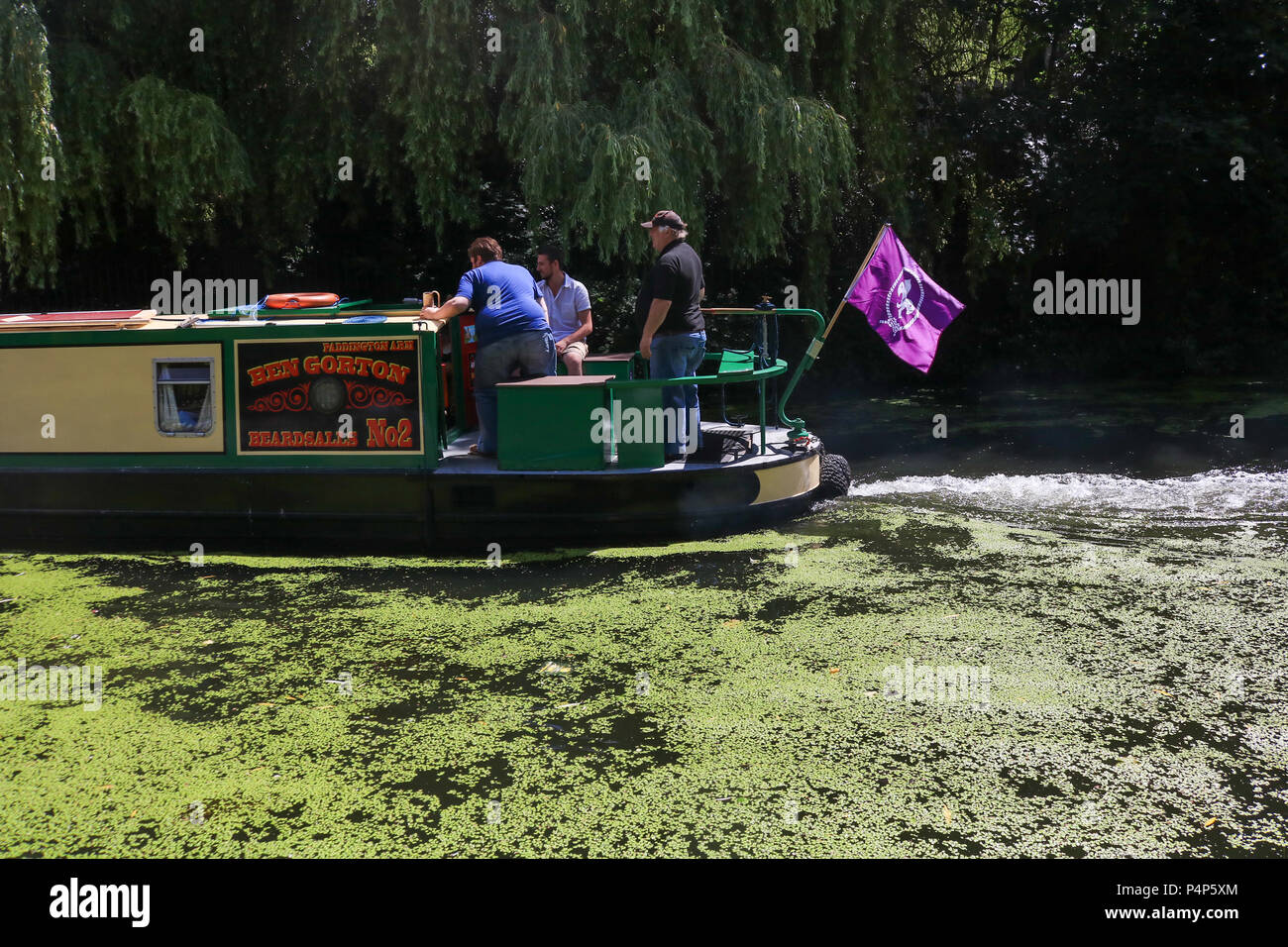 Hot weather along regents canal hires stock photography and images Alamy