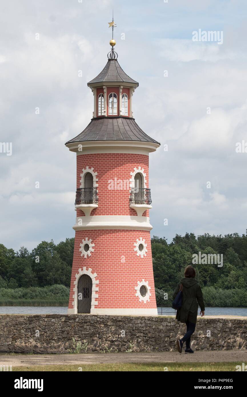 Moritzburg, Germany. 22nd June, 2018. A woman walks along a jetty in front of the lighthouse. Credit: Sebastian Kahnert/dpa-Zentralbild/ZB/dpa/Alamy Live News Stock Photo