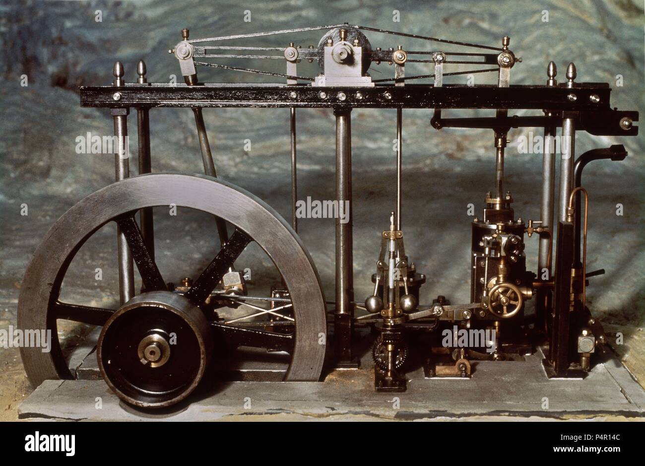 MAQUINA DE VAPOR A BAJA PRESION. Author: WATT, JAMES. Location: MUSEO DE LA  CIENCIA, LONDON, ENGLAND Stock Photo - Alamy