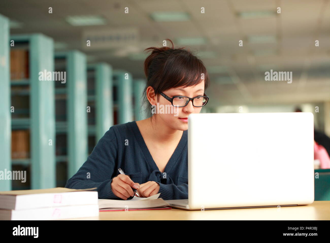 portrait of pretty asian college girl smile Stock Photo - Alamy