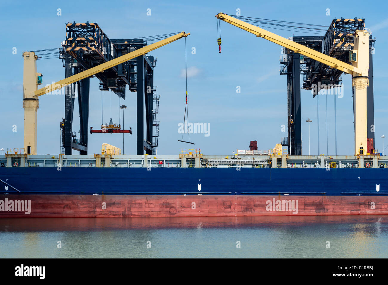 Gantry cranes hi-res stock photography and images - Alamy