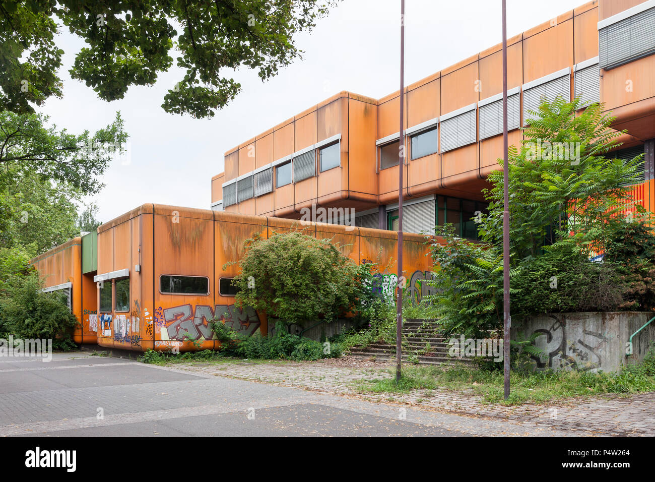 Berlin, Germany, ruin of the Diesterweg Gymnasium in the Swinemuender Strasse in Berlin-Gesundbrunnen Stock Photo
