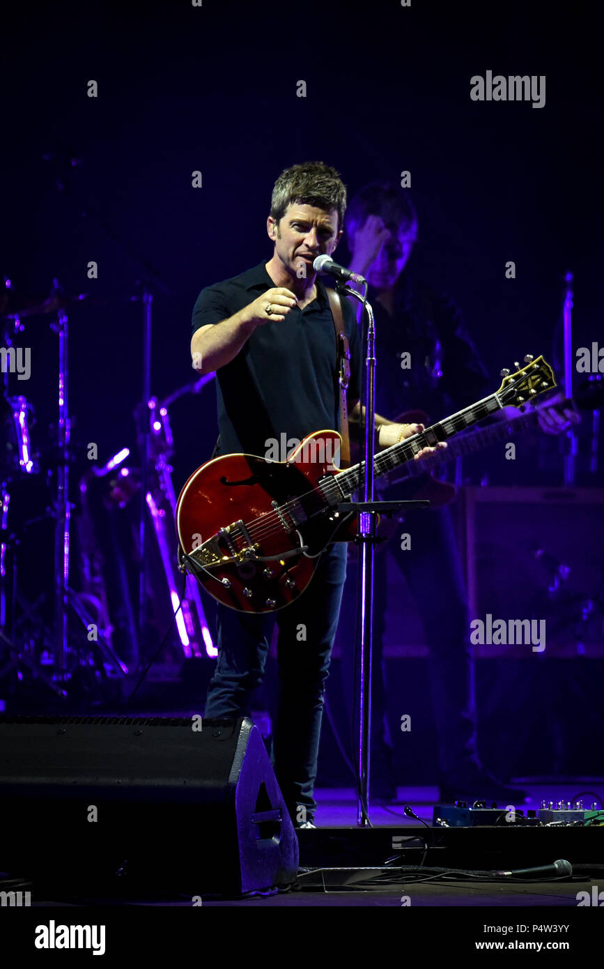 Noel thomas david gallagher singer hi-res stock photography and