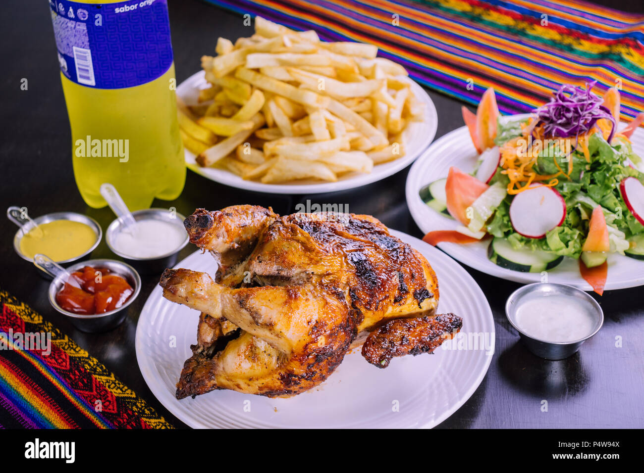 Comida peruana: Pollo a la brasa con inca kola Stock Photo - Alamy
