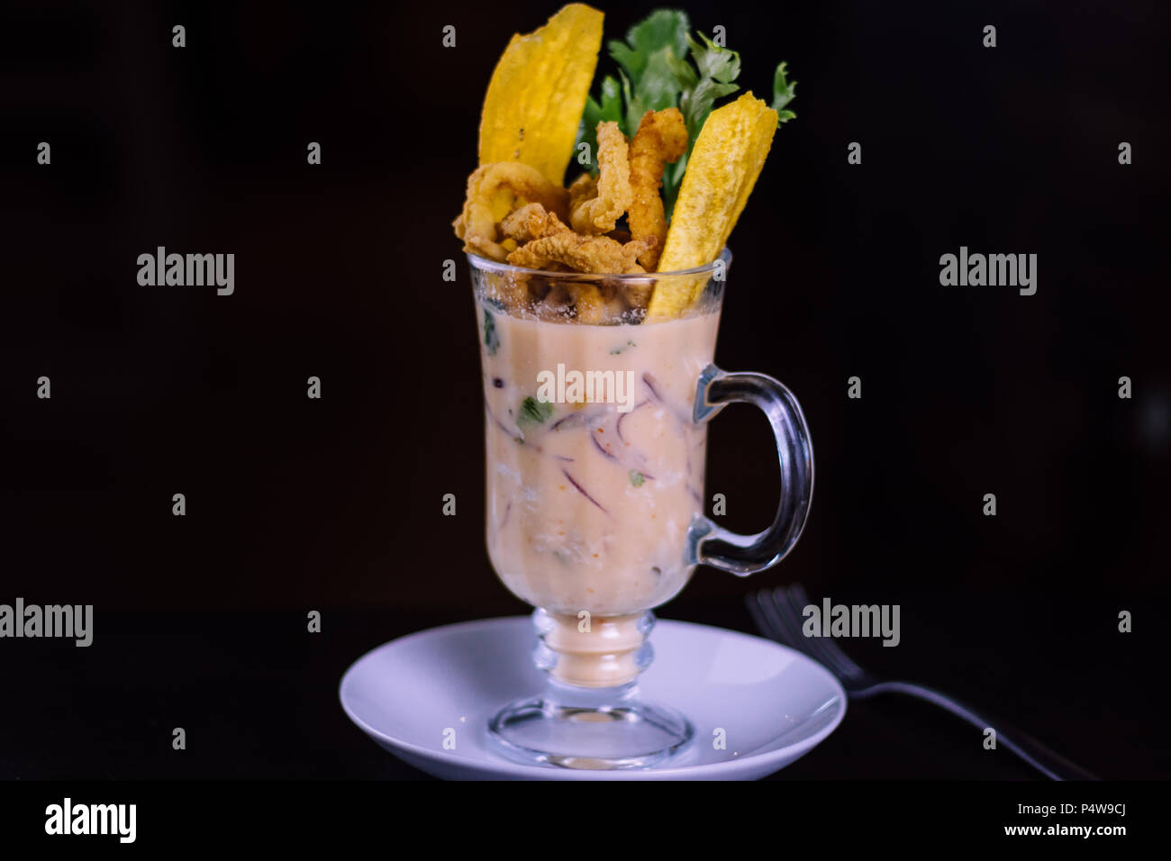 comida peruana: Leche de tigre peruvian food Stock Photo - Alamy