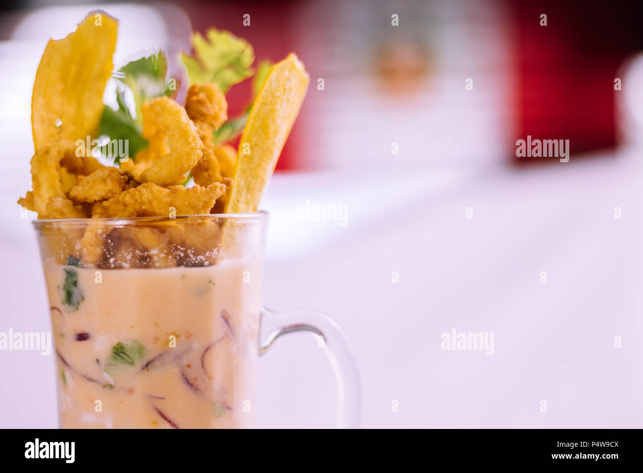 comida peruana: Leche de tigre peruvian food Stock Photo - Alamy