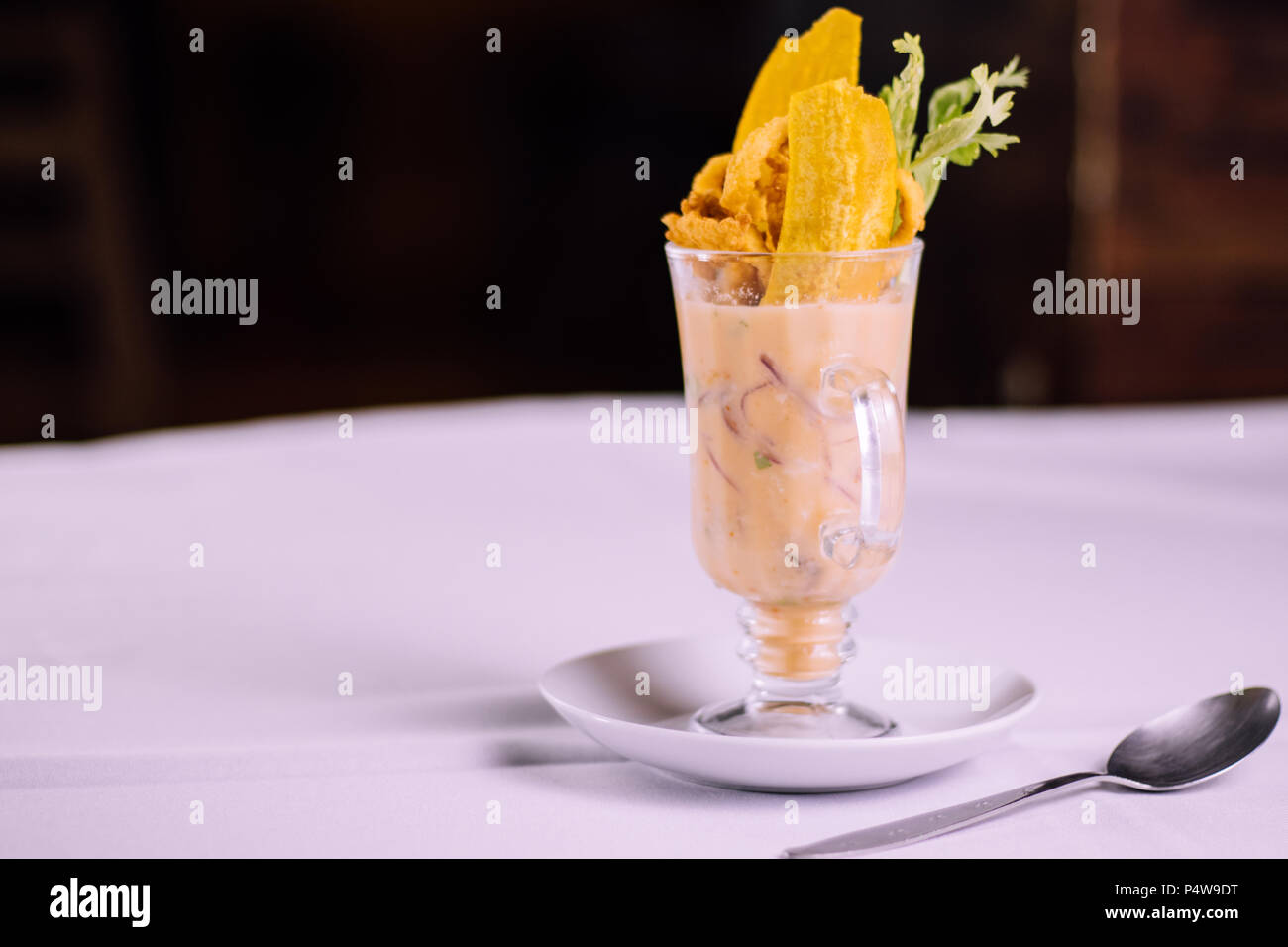 comida peruana: Leche de tigre peruvian food Stock Photo - Alamy