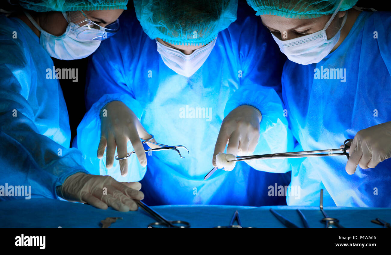 Surgeons performs performing perform operation. Surgeons performs performing perform operation