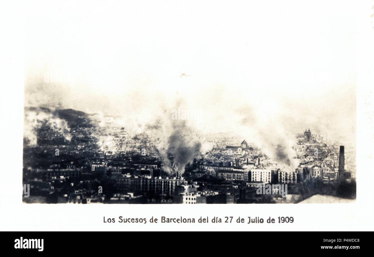 Vista general de Barcelona desde Montjuich con la quema de conventos e iglesias el 27 de julio de 1909 (Semana trágica de Barcelona). Stock Photo