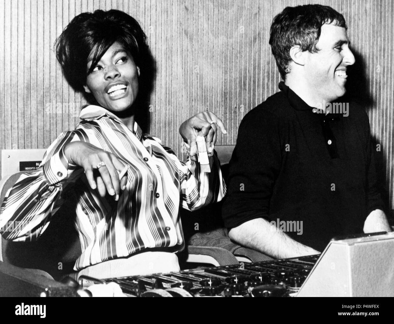 Dionne Warwick y Burt Bacharach Stock Photo Alamy