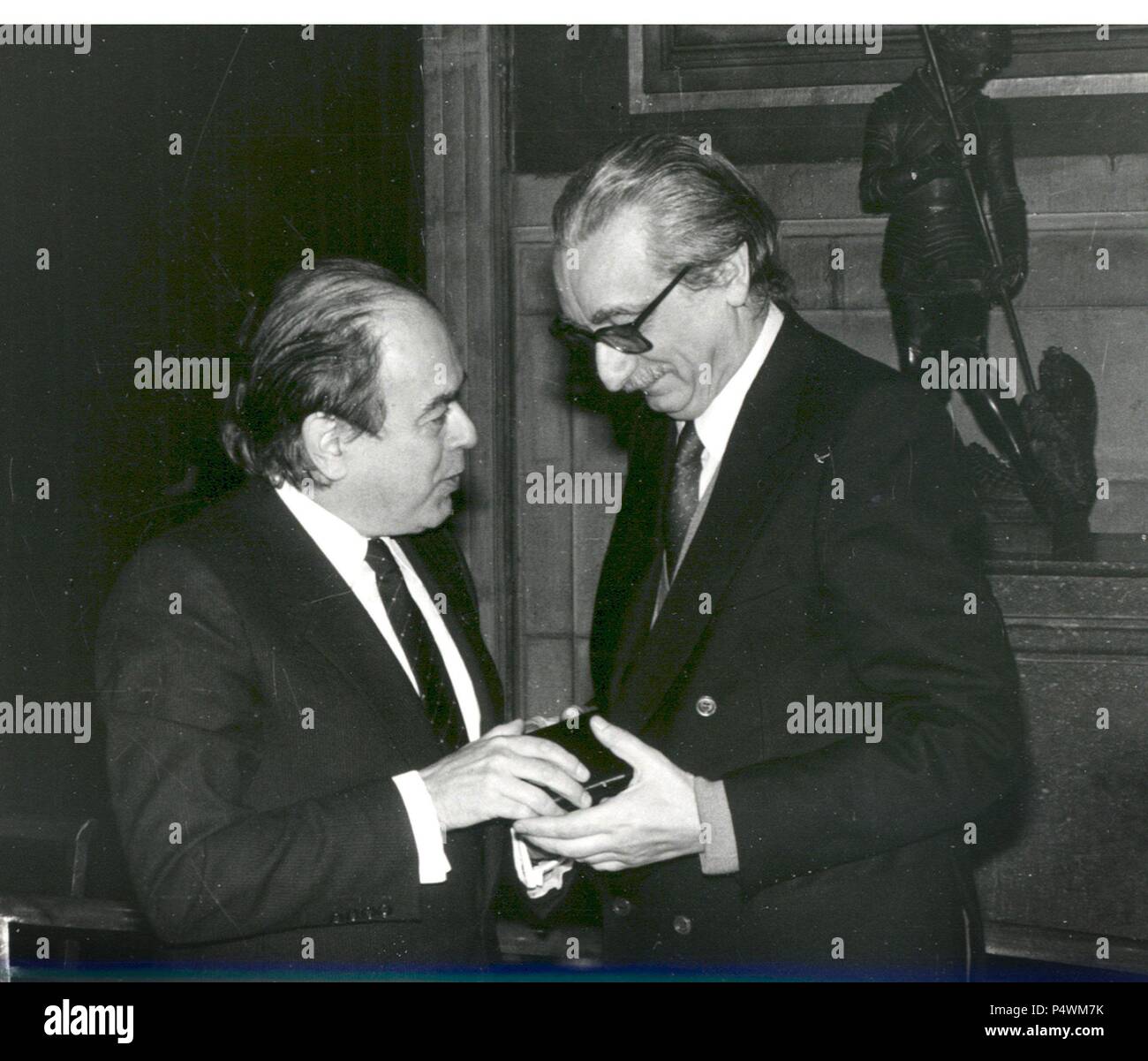 Joan Fuster i Ortells, en 1975 recibiendo el premio de honor de les Lletres Catalanes de la mano de Jordi Pujol. Stock Photo