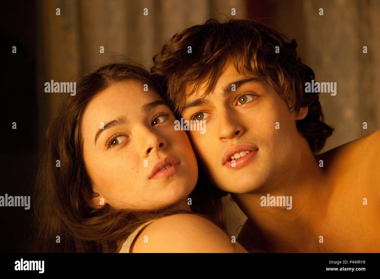 Original Film Title: ROMEO AND JULIET.  English Title: ROMEO AND JULIET.  Film Director: CARLO CARLEI.  Year: 2013.  Stars: HAILEE STEINFELD; DOUGLAS BOOTH. Credit: AMBER ENTERTAINMENT / Album Stock Photo