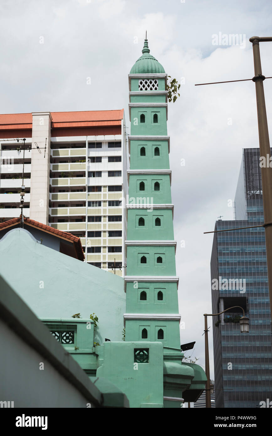 green minaret of Jamae Chulia Mosque on South Bridge Road in Singapore Stock Photo