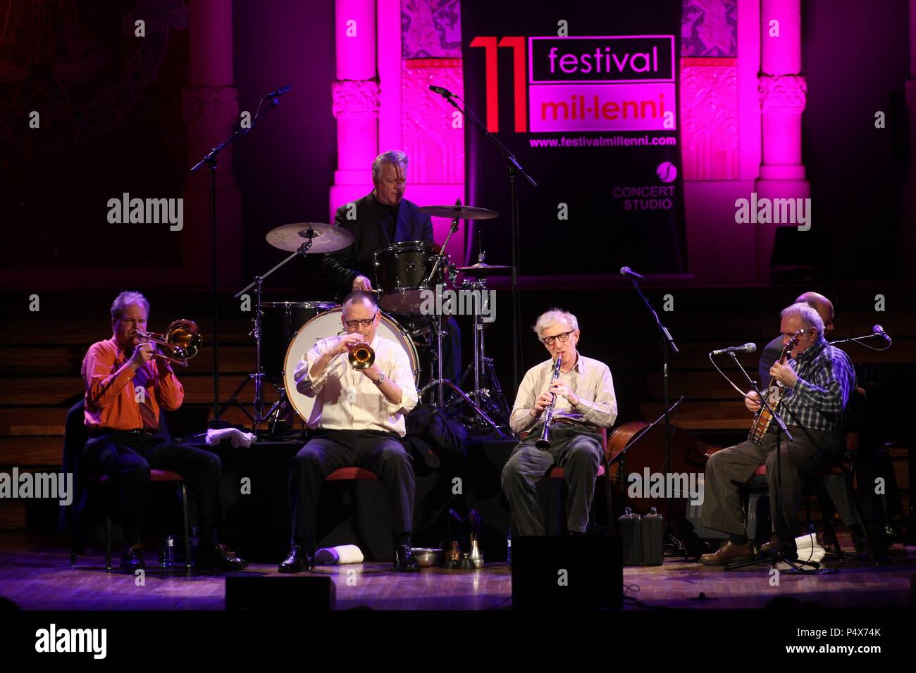 Woody Allen y la New Orlenas Jazz Orquestra en el Palau de la Música Catalana durante el XI Festival Mil.lenni. Stock Photo