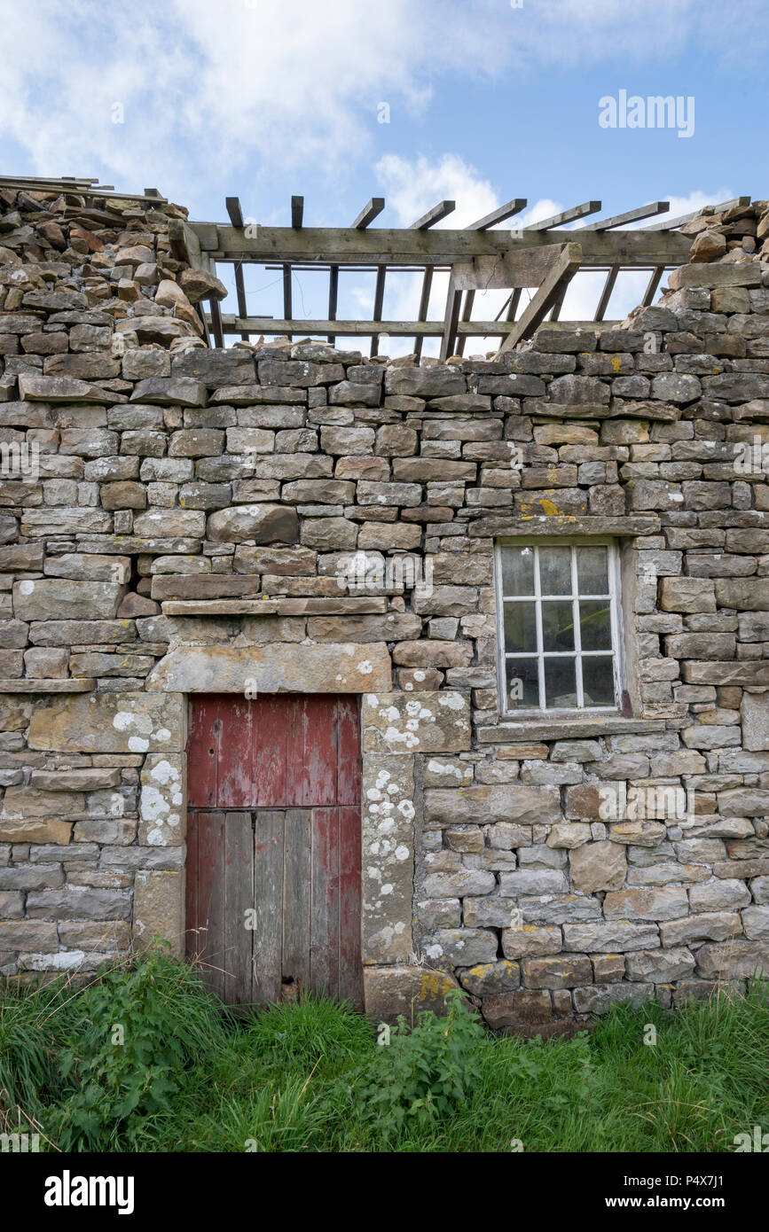 Old ruinous stone barn in Swaledale, North Yorkshire, England. Stock Photo