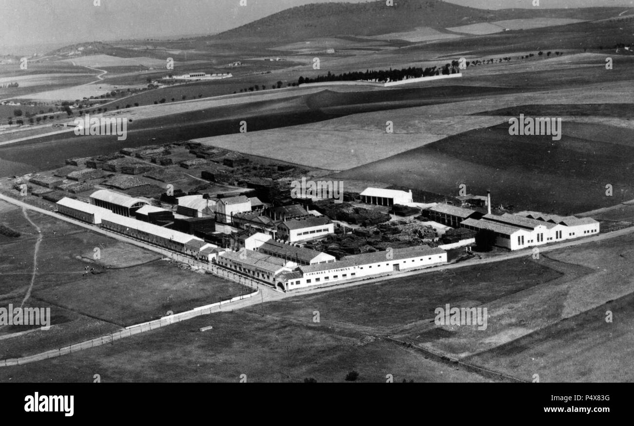 Vista aérea de las instalaciones industriales de 'Corchera extremeña, S.A.' en Mérida (Badajoz). Fotografía de 1940. Stock Photo