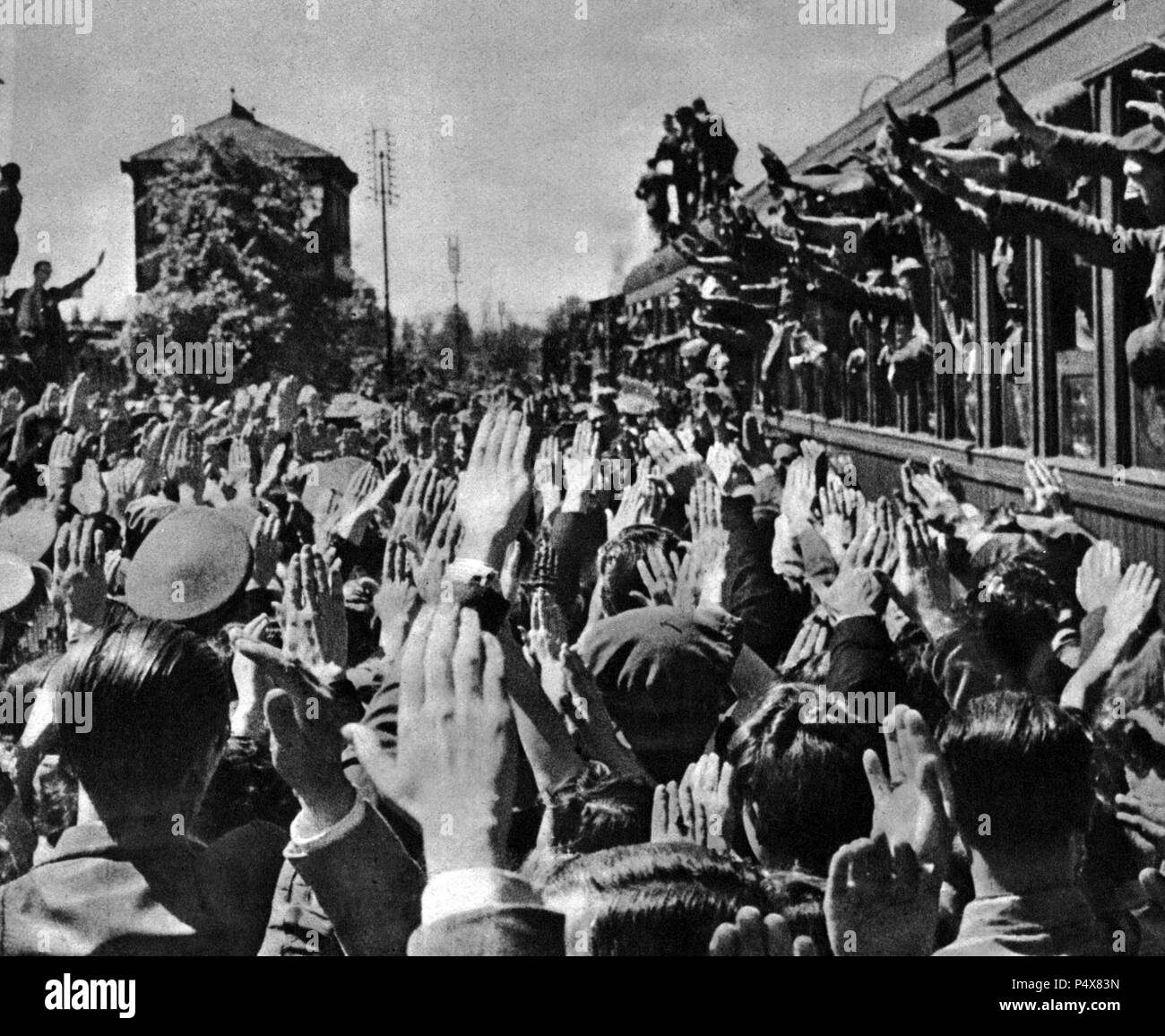 Paso de un tren con voluntarios españoles de la 'División Azul' en dirección a Alemania para luchar contra el ejército ruso. Año 1942. Stock Photo