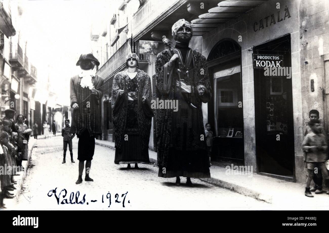 Los Gigantes de Valls (Tarragona) desfilando frente a la tienda del fotógrafo Catalá Pic, padre del también fotógrafo Francesc Catalá Roca. Año 1927. Stock Photo