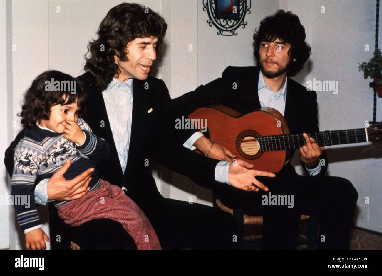 Camarón canta, en una fiesta particula, con su hijo sentado en sus  rodillas. A la guitarra Tomatito Stock Photo - Alamy