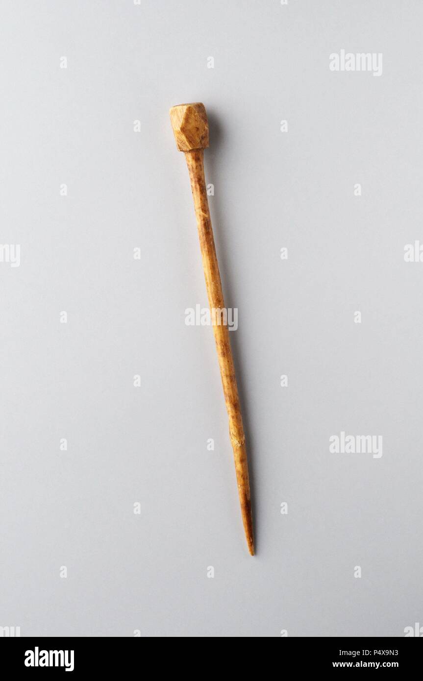Hairpin (Acus crinalis) made bone with quadrangular head. 10 x 0, 7 cms ( 3rd - 4 th CE ), Roman period, from the 'Villa del Val' - Archaeological site of Complutum in Alcalá de Henares ( Madrid). SPAIN. Stock Photo