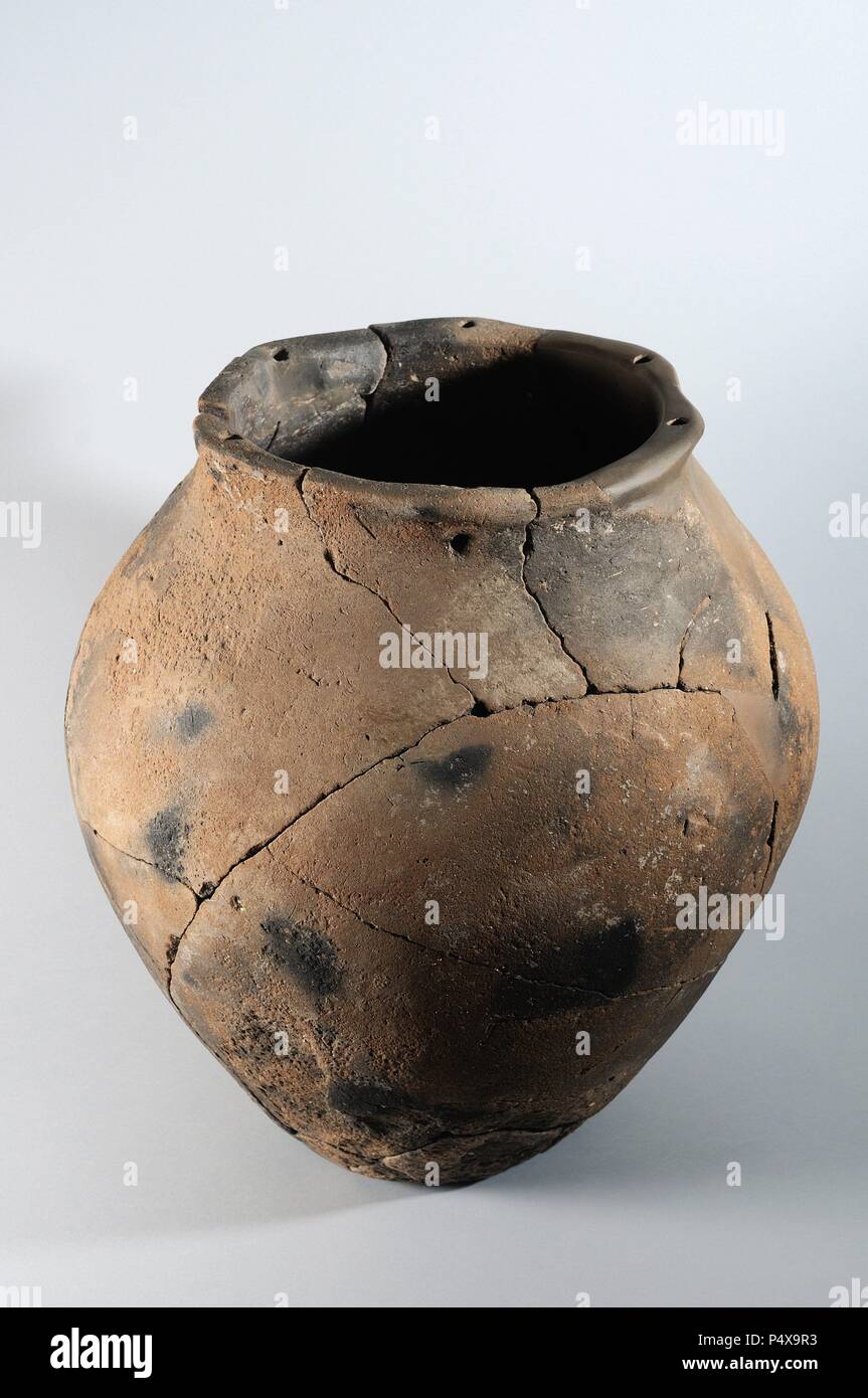 Ceramic vase with pierced ears. Mouth diameter 24, 5 cm Height 41 cms Width 35 cms - Iron Age from the archaeological site of 'Ecce Homo' in Alcala de Henares - 'Burgo de Santiuste Museum ' (Madrid ). SPAIN. Stock Photo