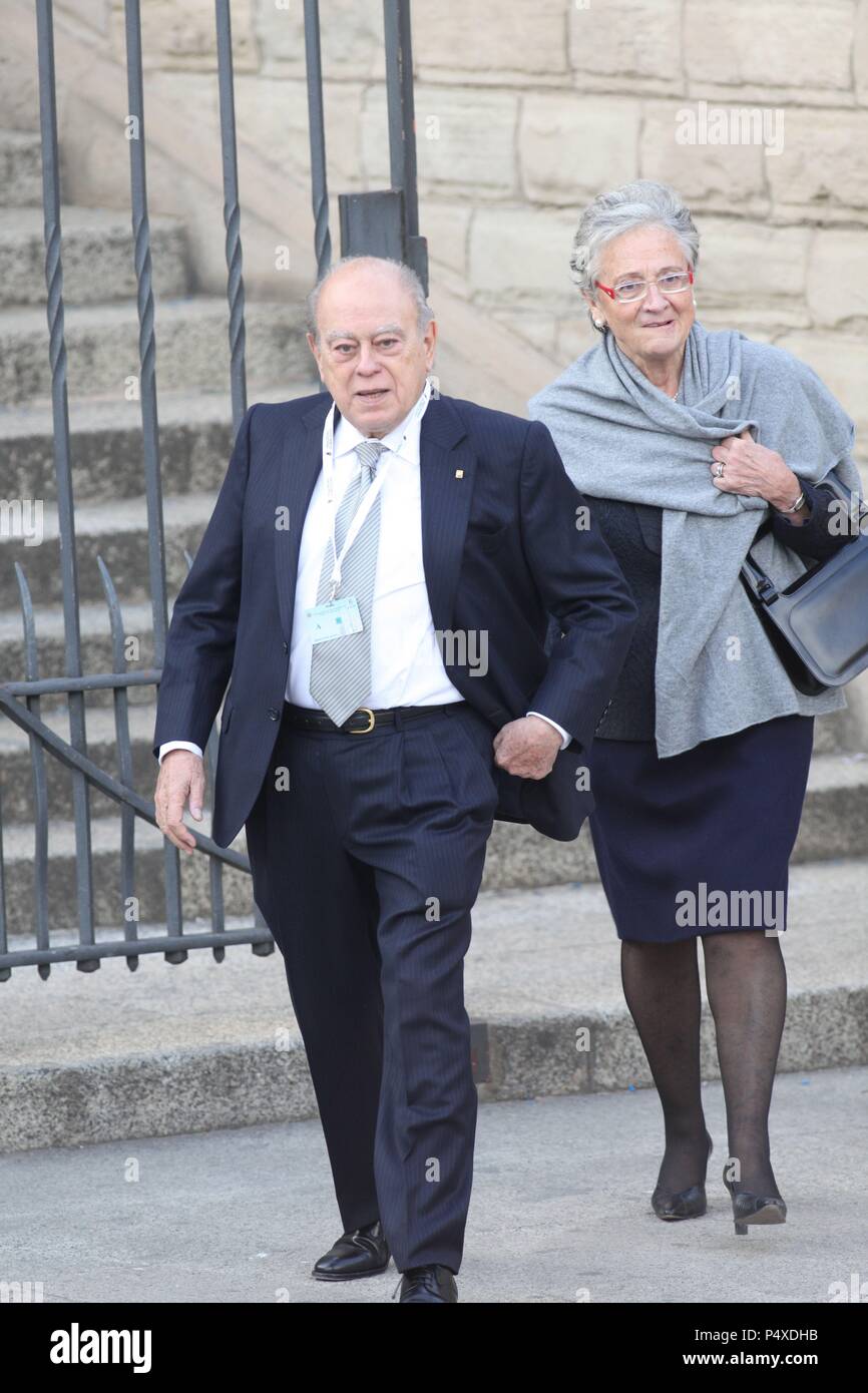 Jordi Pujol i Marta Ferrusola salida de la  Sagrada Família. visita Papa Benedicto XVI. Stock Photo