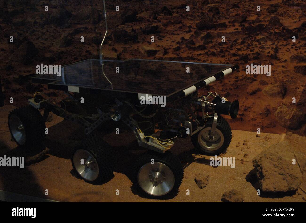 SOJOURNER (MOCK-UP) (1996). VEHICULO ROBOT utilizado por control remoto en misiones en Marte (56 millones de kms.). Museo del Vuelo. Seattle. Estado de Washington. Estados Unidos. Stock Photo