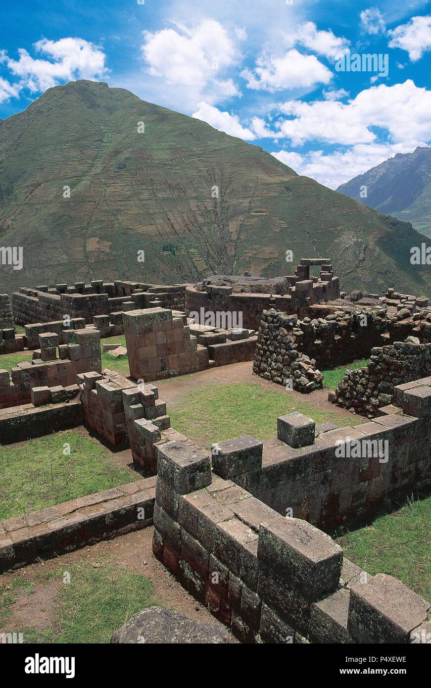 ARTE PRECOLOMBINO. INCA. PERU. PISAC. Vista de las ruinas del INTIWATANA, sector principal de la ciudad, dedicado a la adoración de los dioses y a la observación astronómica. Valle Sagrado de los Incas. Stock Photo