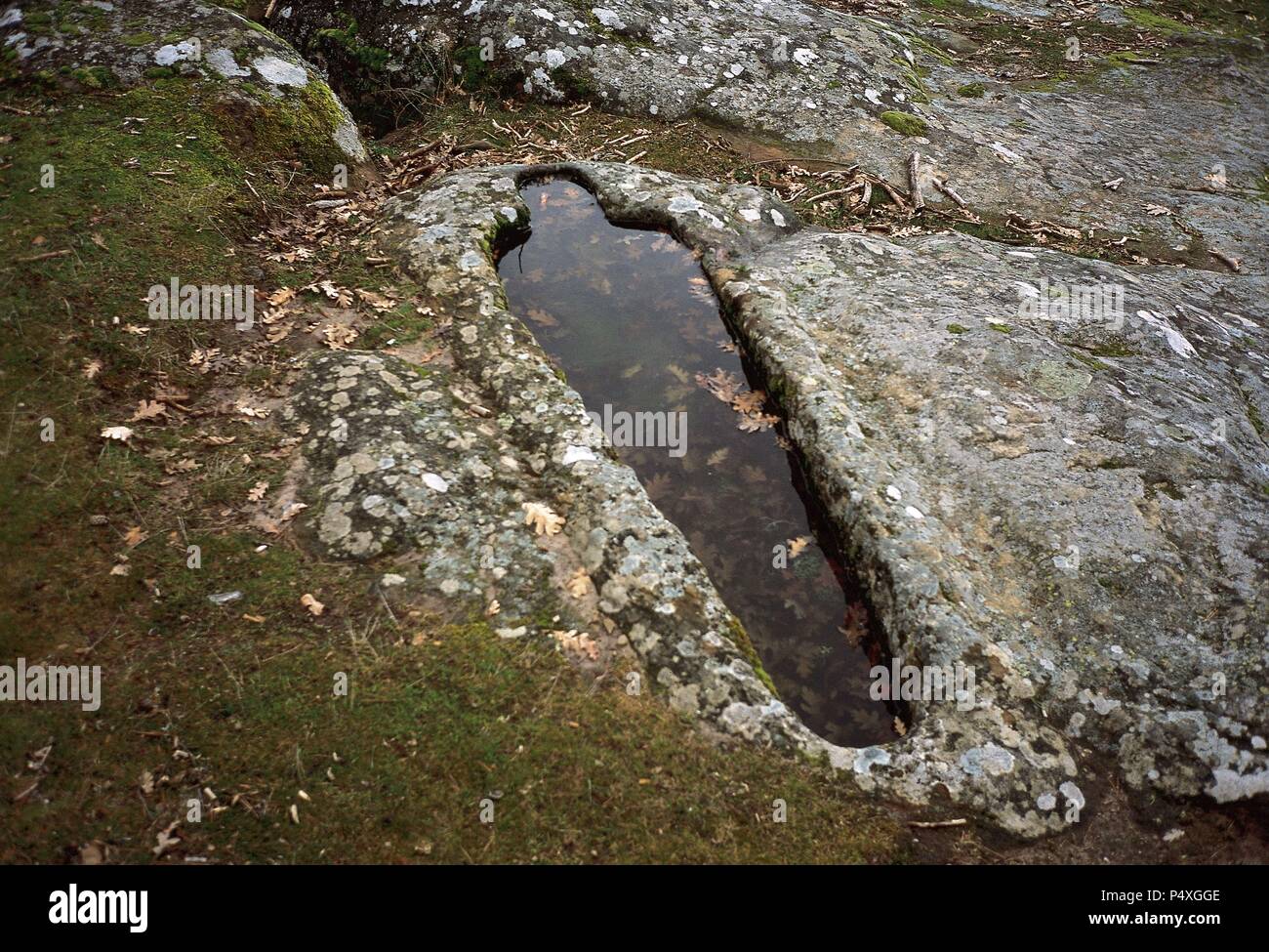 ARTE PREHISTORICO. NEOLITICO. ESPAÑA. 5000-2500 a. C. TUMBA ANTROPOMORFA excavada en la roca. NECROPOLIS DE QUINTANAR DE LA SIERRA. Provincia de Burgos. Castilla-León. Stock Photo