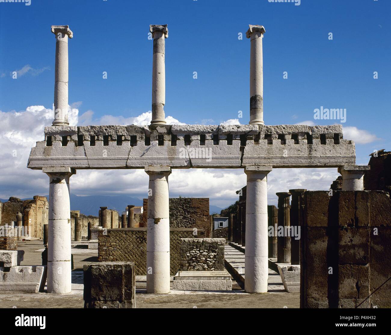Roman art. Pompeii. Forum with overlapping columns of two orders, Doric