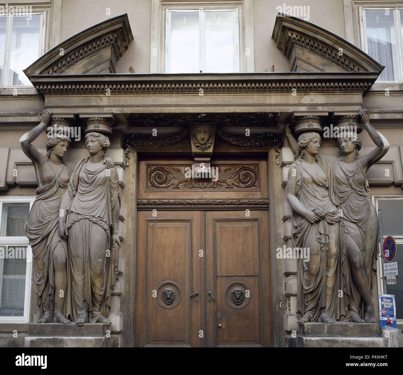 ARTE S. XVIII. AUSTRIA. HOHENBERG, Ferdinand von. PALACIO PALLAVICINI (1783-1784). Detalle de la fachada de este edificio, mezcla de barroco y neoclásico, en el número 5 de Josefsplatz, frente al Hofburg. A ambos lados de la puerta destacan dos esculturas representando unas CARIATIDES. VIENA. Stock Photo