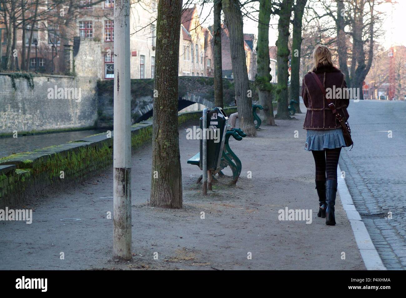Mujer caminando por una calle de la ciudad. Brujas. Provincia de Flandes Occidental. Bélgica. Stock Photo