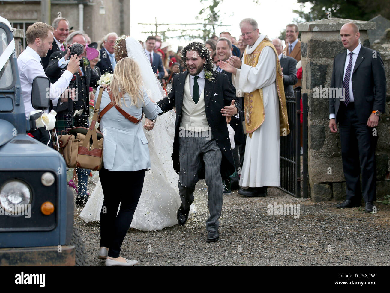 Kit Harington and Rose Leslie at Rayne Church, Kirkton of Rayne in  Aberdeenshire, after their wedding Stock Photo - Alamy