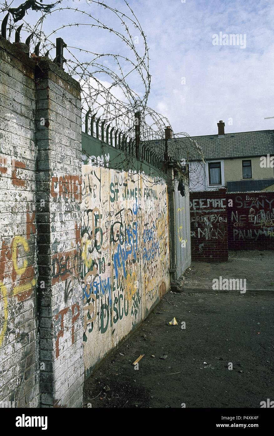 IRLANDA DEL NORTE. BELFAST. Detalle del muro de separación entre católicos y protestantes en Falls, zona católica de la ciudad. Stock Photo