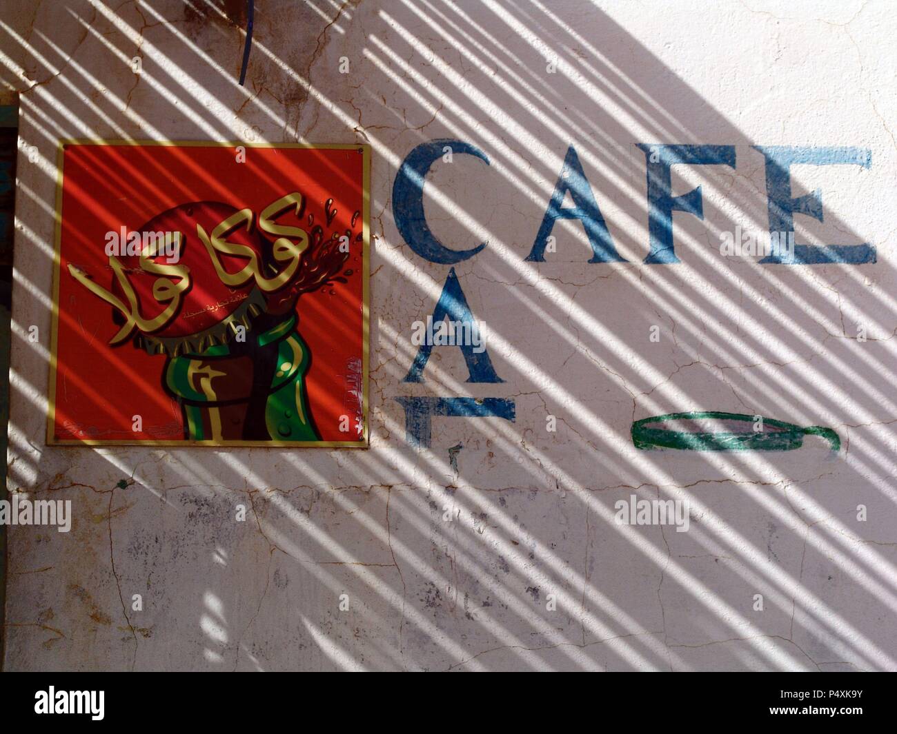 Anuncio publicitario de una bebida en la fachada de un café. El-Djem. Túnez. Stock Photo