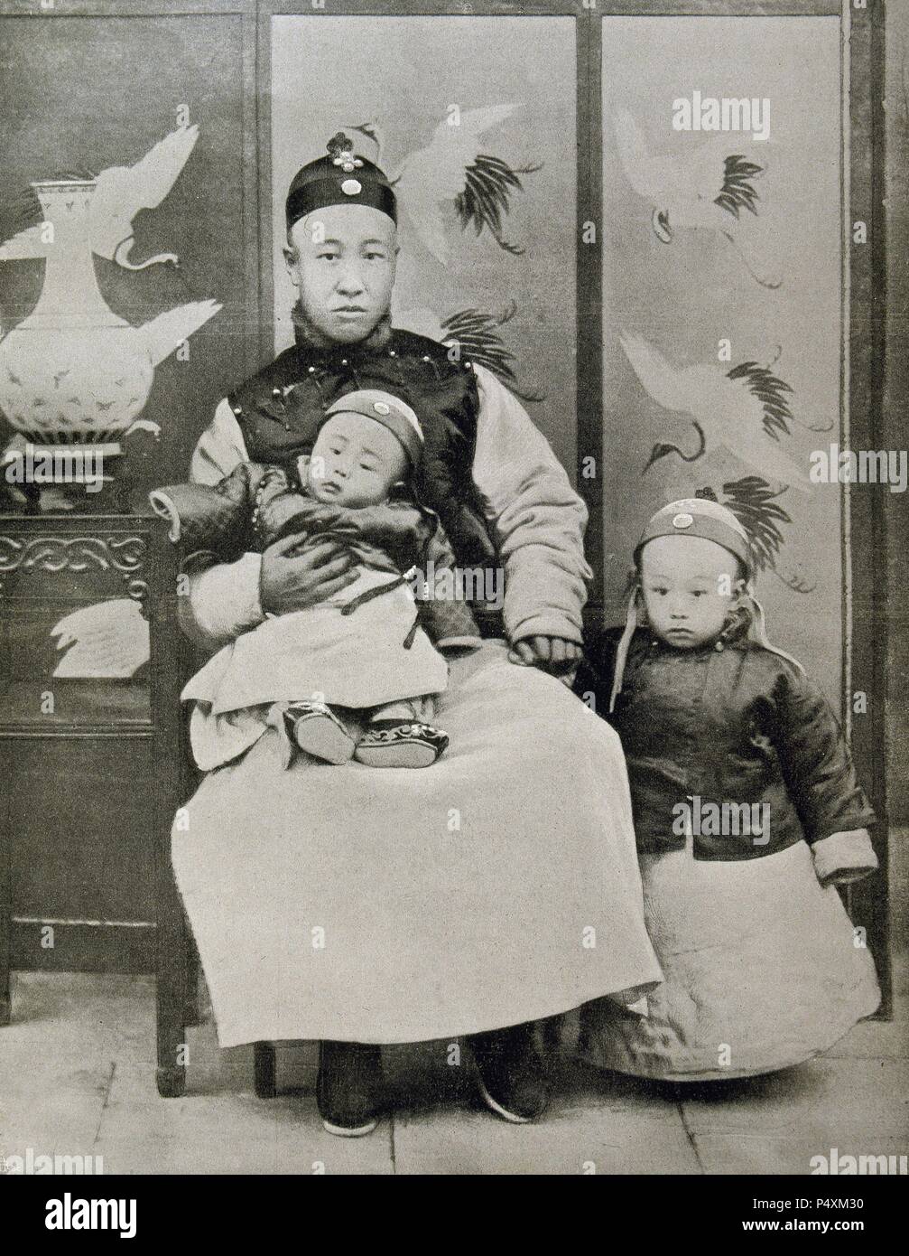 PU-YI (Pekín, 1906-1967). Emperador chino de la dinastía Qing. Fue nombrador sucesor de su tío Kuang-su con sólo dos años y, debido a su minoría de edad, fue su padre quien ejerció de regente. En 1911 la revolución nacionalista proclamó la República y obligó a Pu-yi a abdicar en 1912. Emperador de Manchuria (1934-1945). 'PU-YI (derecha) CON SU PADRE Y SU HERMANO MENOR'. Stock Photo