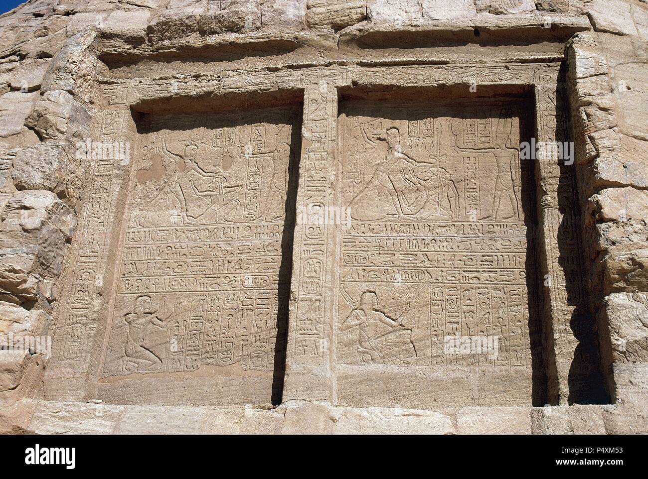 ARTE EGIPCIO. EGIPTO. Relieves excavados en la roca donde se representa a un faraón haciendo ofrendas a un dios. Se hallan en el templo de Nefertari (templo menor), dedicado a la diosa Hathor. Abu Simbel. Stock Photo