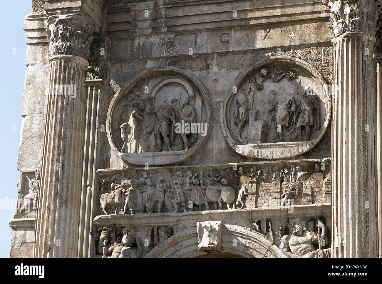 ARTE ROMANO. ITALIA. ARCO DE CONSTANTINO. Arco triunfal erigido en el siglo IV d. C. por el Senado en honor del emperador Constantino, tras su victoria sobre Majencio en Puente Milvio (año 313 d. C.). Tiene tres oberturas y gran parte de su decoración procede de otros monumentos. Detalle de los MEDALLONES. ROMA. Stock Photo