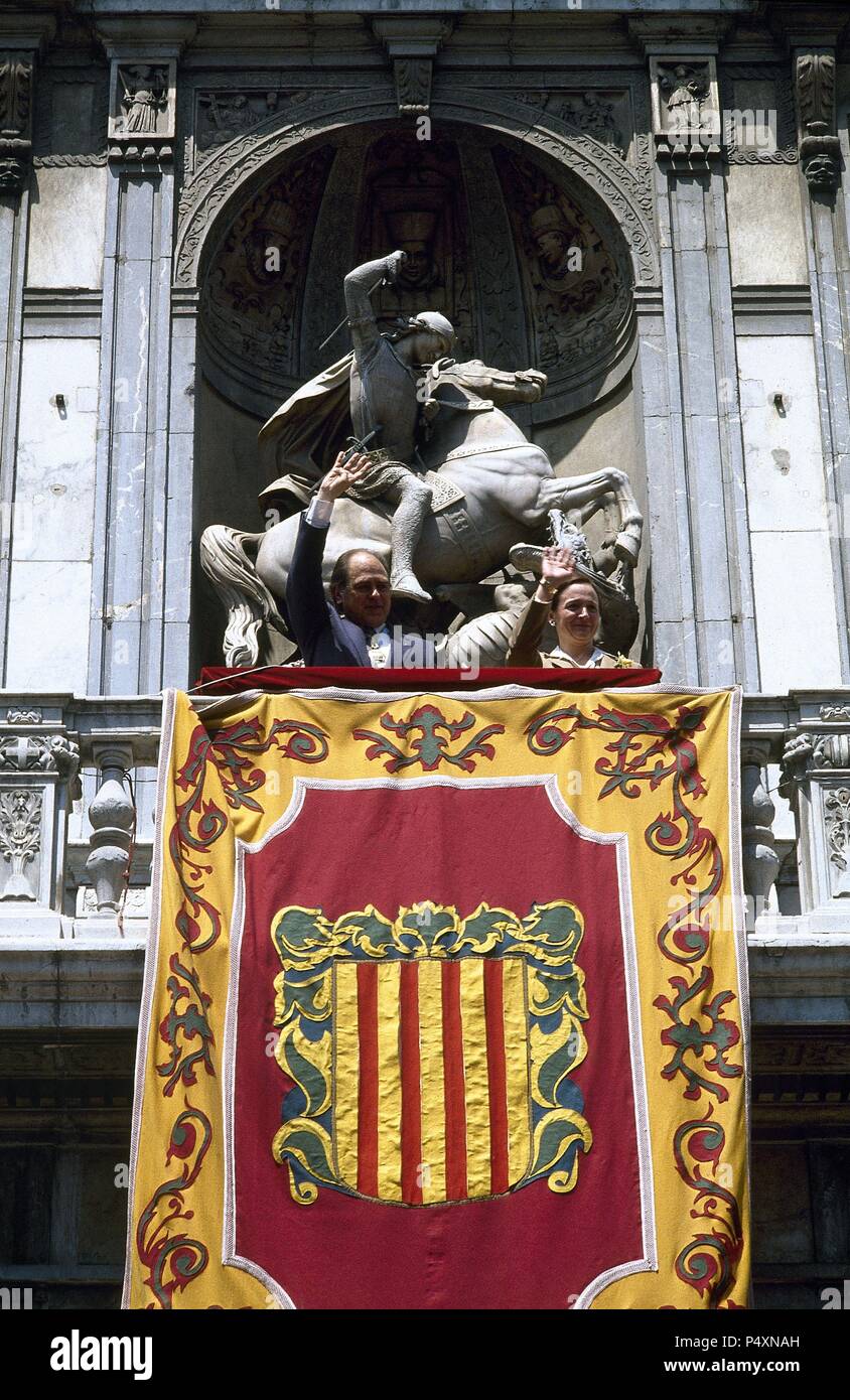 Tras la entrada en vigor del Estatuto de Autonomía de Cataluña (11 de enero de 1980), se celebraron elecciones para el Parlamento catalán (20 de marzo de 1980). Triunfó 'Convergència i Unió' y su líder Jordi Pujol fue nombrado presidente de la Generalitat. JORDI PUJOL JUNTO A SU ESPOSA SALUDANDO DESDE EL BALCON DEL PALACIO DE LA GENERALITAT, TRAS SER NOMBRADO PRESIDENTE. Barcelona. Stock Photo