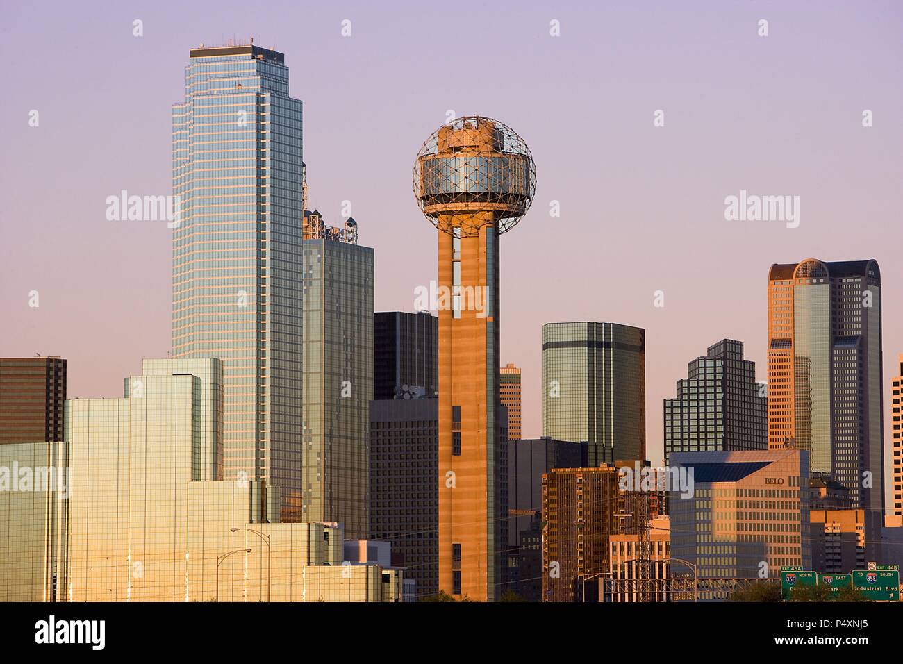 ESTADOS UNIDOS. DALLAS. Vista de algunos rascacielos de la ciudad, al atardecer. Estado de Texas. Stock Photo