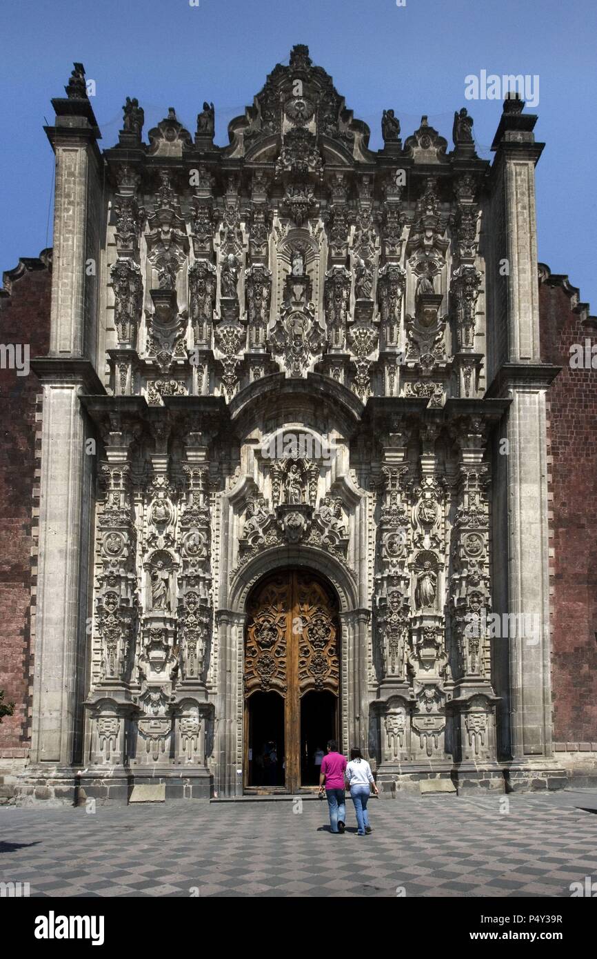 ARTE BARROCO. MEXICO. Vista del SAGRARIO, anexo a la Catedral Metropolitana, con FACHADA BARROCA CON ESTIPITE. MEXICO D. F. Stock Photo