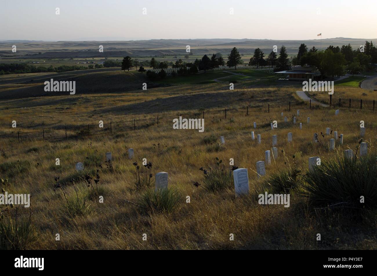 MONUMENTO NACIONAL DEL CAMPO DE BATALLA DE LITTLE BIGHORN (25-26 de junio de 1876). 'LAST STAND HILL 7TH CAVALRY MEMORIAL'. En la colina está marcado con lápidas el lugar en el que cayeron muertos Custer y los soldados del Séptimo de Caballería. Estado de Montaña. Estados Unidos. Stock Photo