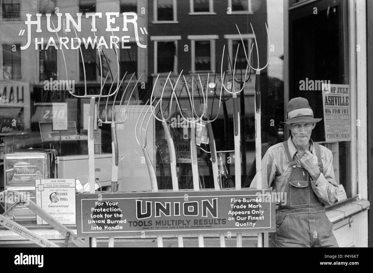 Hardware Store, Circleville, Ohio, USA, Ben Shahn, U.S. Resettlement