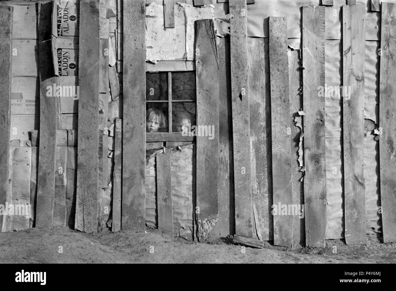 Detail Side of House, Two Children Looking out Window, Earl Pauley Farm, near Smithland, Iowa, USA, Russell Lee, U.S. Resettlement Administration, December 1936 Stock Photo