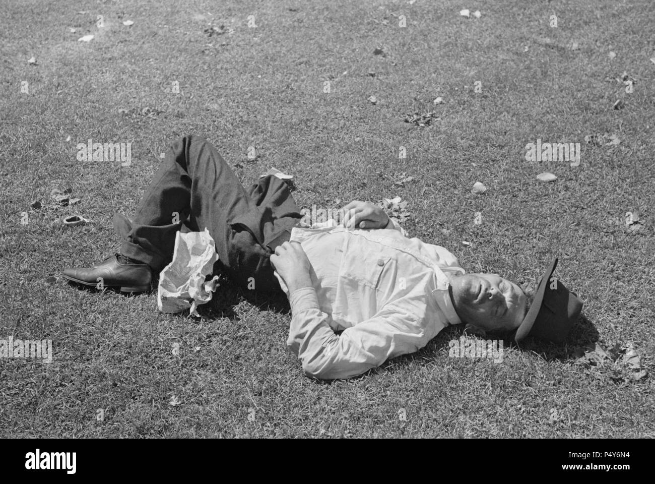 Transient Laborer Sleeping in Park during Day, Gateway District, Minneapolis, Minnesota, USA, Russell Lee, U.S. Resettlement Administration, August 1937 Stock Photo