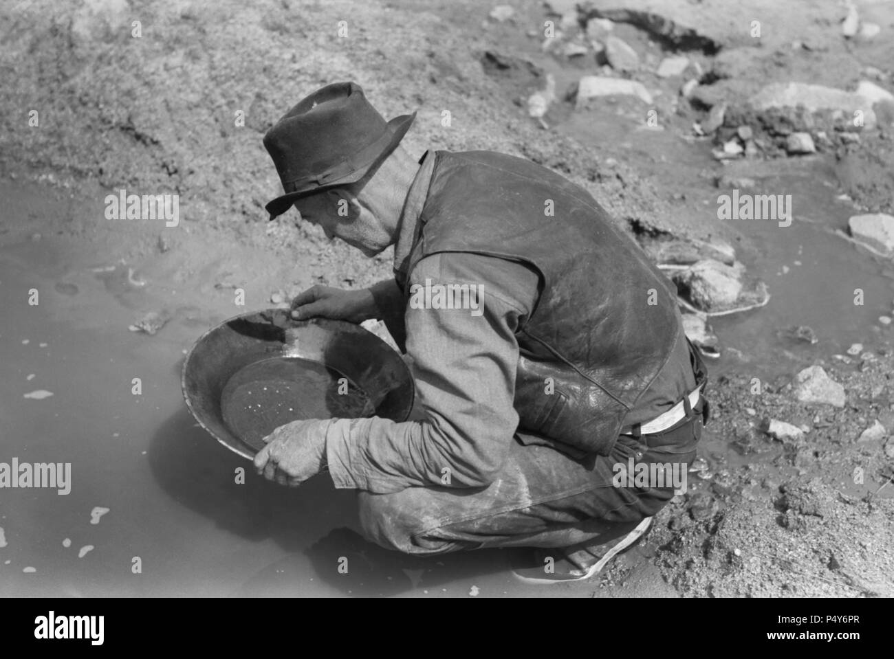 Prospector Panning Gold, Pinos Altos, New Mexico, USA, Russell Lee, Farm Security Administration, May 1940 Stock Photo