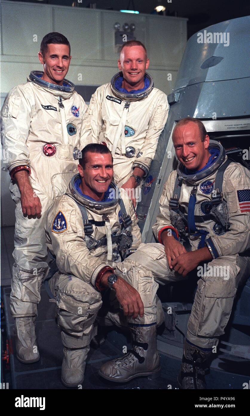 Portrait of Gemini 11 prime and backup crews. Seated are the Gemini 11 prime crewmembers (l.-r.) Richard F. Gordon Jr. and Charles Conrad Jr. . Standing are (l.-r.) William A. Anders and Neil Armstrong Stock Photo