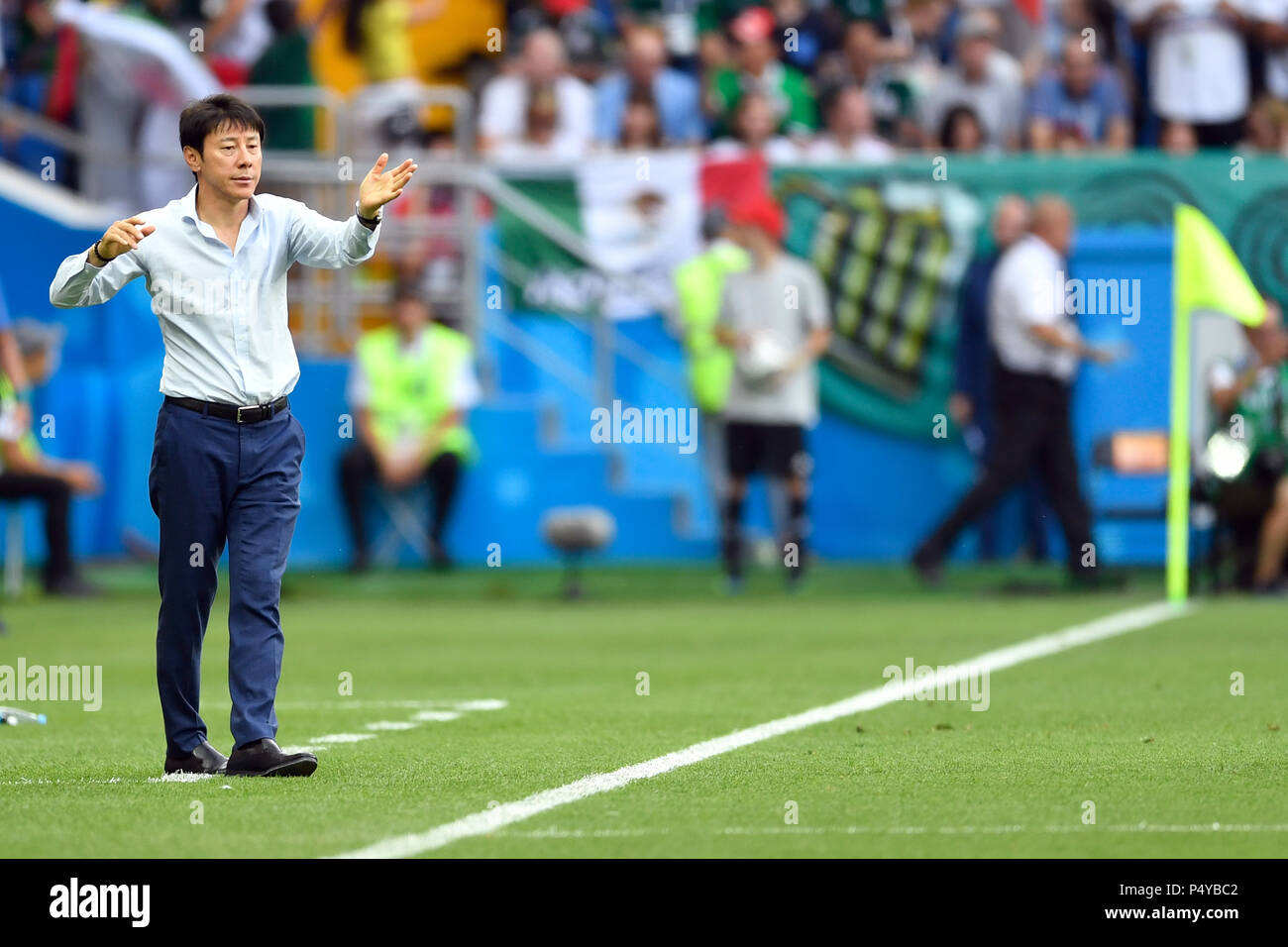 Rostov-on-Don, Russia. 23rd June, 2018. Soccer, FIFA World Cup 2018, South Korea vs Mexico, group stages, Group F, 2nd matchday at the Rostov-on-Don Stadium. Coach Taeyong Shin (Tae-Yong Shin) from South Korea gives instructions. Credit: Marius Becker/dpa/Alamy Live News Credit: dpa picture alliance/Alamy Live News Stock Photo