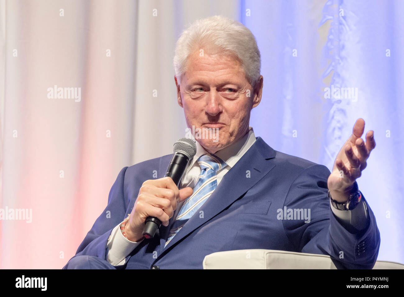 Toronto, Canada. 22nd June 2018. President Bill Clinton speaks on stage to discuss his forthcoming novel, The President is Missing, at the Beanfield Centre in Toronto. Photo: Dominic Chan/EXimages Credit: EXImages/Alamy Live News Stock Photo