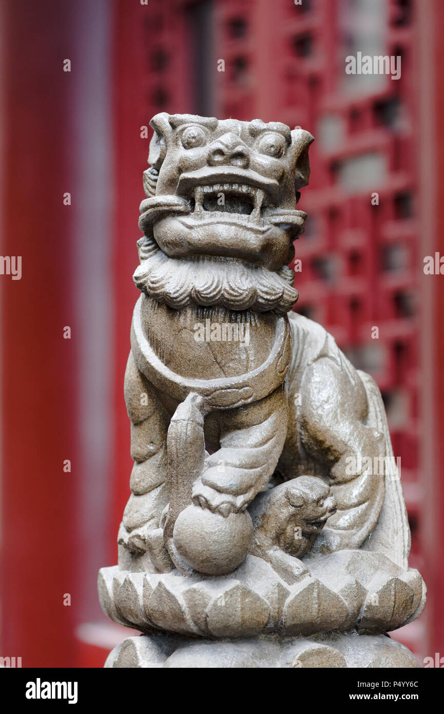 Lion stone hi-res stock photography and images - Alamy